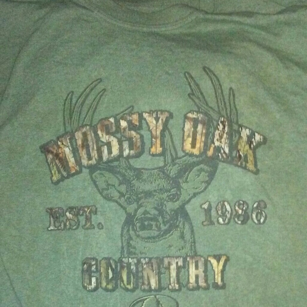 Never worn mossy oak t shirt